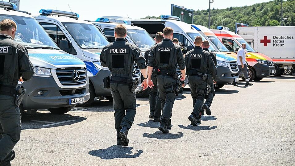 Die Polizei ist im Einsatz. Die Polizei ist im Einsatz.