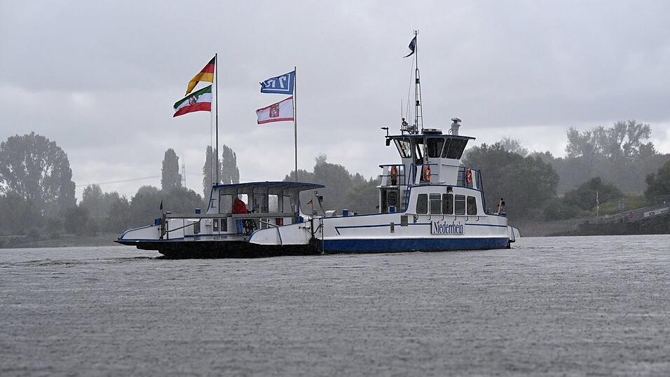 Die meisten Rheinf&auml;hren fahren wieder, allzu viele Passagiere sind bei wechselhaftem Wetter aber nicht an Bord: Hier ein Blick auf die F&auml;hre von D&uuml;sseldorf-Urdenbach nach Zons.