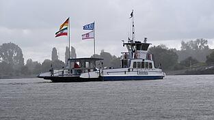 Die meisten Rheinfähren fahren wieder, allzu viele Passagiere sind bei wechselhaftem Wetter aber nicht an Bord: Hier ein Blick auf die Fähre von Düsseldorf-Urdenbach nach Zons. Die meisten Rheinfähren fahren wieder, allzu viele Passagiere sind bei wechselhaftem Wetter aber nicht an Bord: Hier ein Blick auf die Fähre von Düsseldorf-Urdenbach nach Zons.