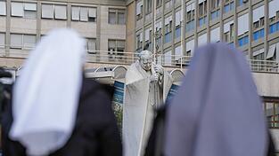 Dem schwer erkrankten Papst geht es dem Vatikan zufolge besser.