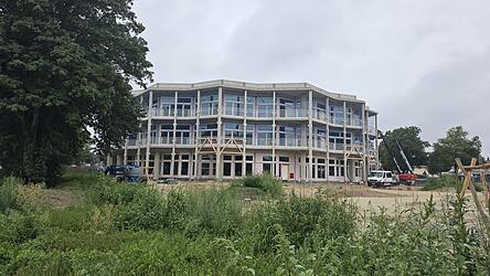 An der Fassade der Grundschule Nordwest werden gerade hölzerne Gestaltungselemente angebracht. Nach dem Verlegen des Estrichs beginnt der Innenausbau.