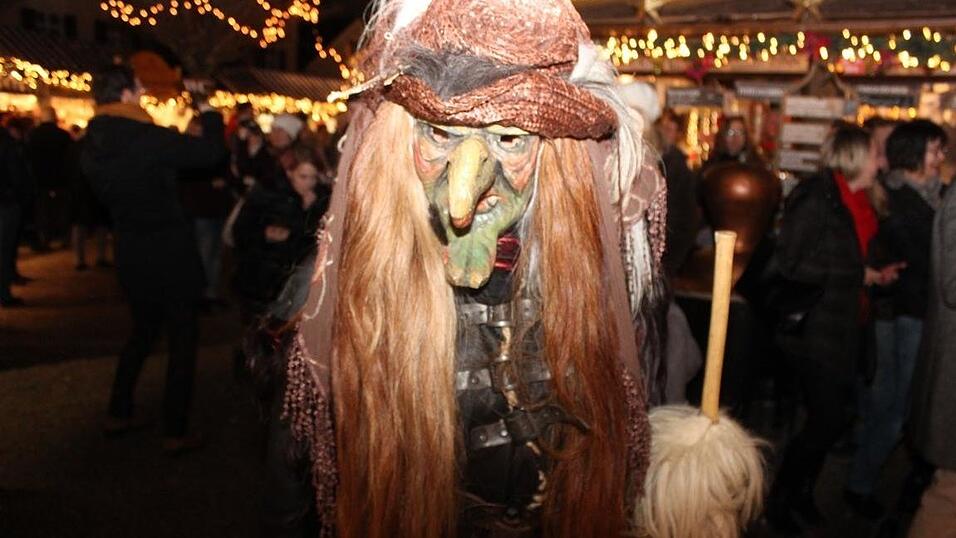Die Perchtengruppe 'Frisinger Fratz'n' trat am Mittwochabend auf dem Landshuter Christkindlmarkt auf. Die Perchtengruppe 'Frisinger Fratz'n' trat am Mittwochabend auf dem Landshuter Christkindlmarkt auf.