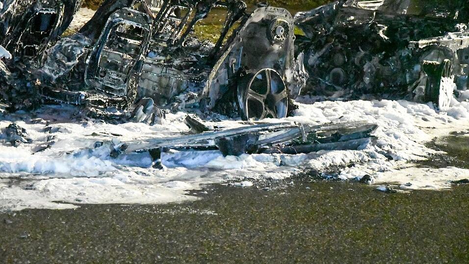 In Regensburg brannten am Samstagabend vier Fahrzeuge. In Regensburg brannten am Samstagabend vier Fahrzeuge.