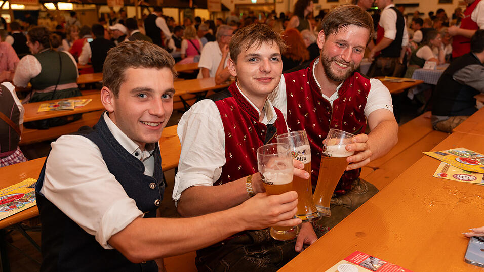 Die Partybilder vom Freitag, 18. August 2023, aus dem Festzelt Greindl. Die Partybilder vom Freitag, 18. August 2023, aus dem Festzelt Greindl.