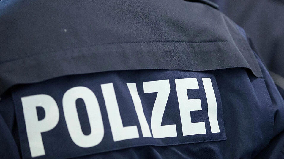 Auf der A3 Richtung Deggendorf ist eine Eisplatte in die Frontscheibe eines Krankentransports gekracht. (Symbolbild) Auf der A3 Richtung Deggendorf ist eine Eisplatte in die Frontscheibe eines Krankentransports gekracht. (Symbolbild)