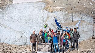 In der Gletscher-Resolution wird ein klimaneutrales Bayern bis 2040 gefordert. Zum Bündnis gehören unter anderem Katharina Schulze und Ronja Endres (5. und 7. v. l.) sowie der Glaziologe Wilfried Hagg (r.).