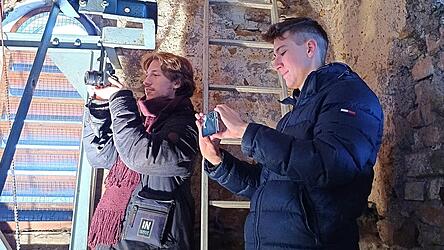 Nico Schellerer (rechts) und Fabio Tali fotografierten die Glocken und nahmen ihren Klang auf.