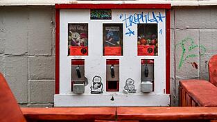 Mit Böllern aus Tschechien gelang es dem Trio, einen Kaugummiautomaten zu sprengen. (Symbolbild) Mit Böllern aus Tschechien gelang es dem Trio, einen Kaugummiautomaten zu sprengen. (Symbolbild)
