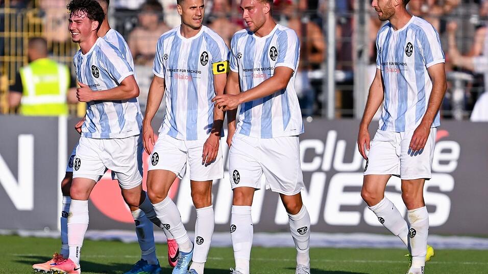 Die Spieler von 1860 München bejubeln das 2:0 gegen Augsburg II - zum Sieg reicht es nicht. Die Spieler von 1860 München bejubeln das 2:0 gegen Augsburg II - zum Sieg reicht es nicht.