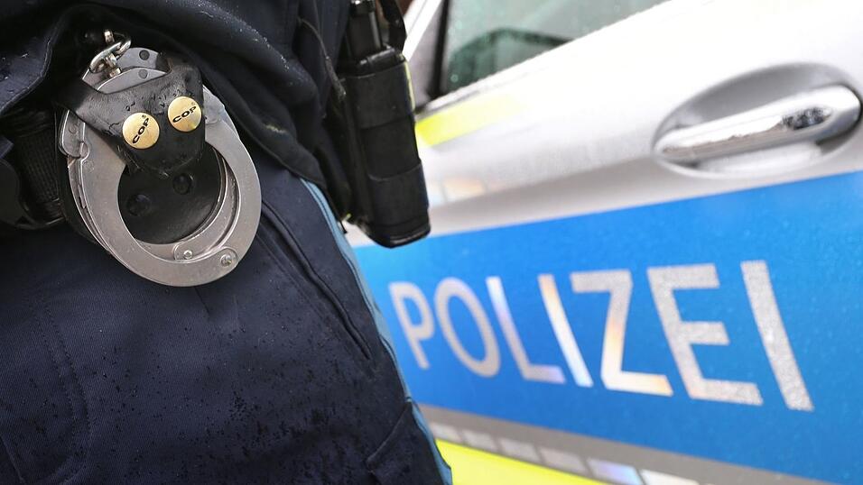 Die Polizei kontrolliert den 17-Jährigen. (Symbolbild) Die Polizei kontrolliert den 17-Jährigen. (Symbolbild)