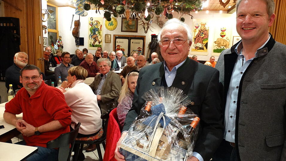 CSU-Ortsvorsitzender Franz Schreyer (rechts) bedankte sich bei Pfarrer Michael Bauer mit einem Geschenkkorb.