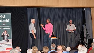 Auf der B&uuml;hne (v.l.) Buchs Seniorenbeauftragter Martin Schachtl, Kabarettist Tom Bauer und Pr&auml;ventionsbeamter Rudi Schmuderer.