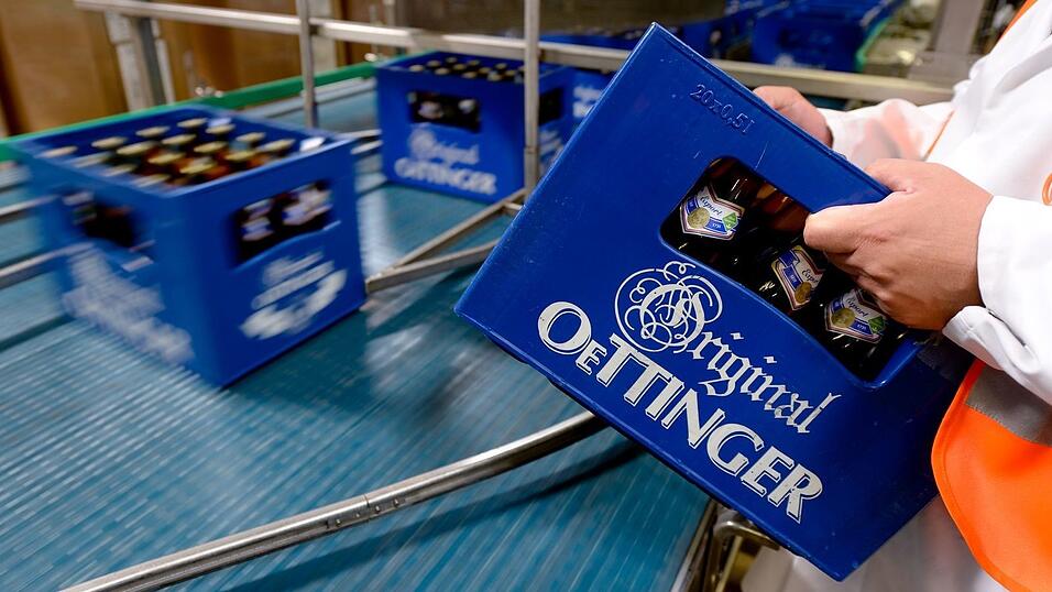 Produktion in der Oettinger Brauerei in Braunschweig. Derzeit ruht die Produktion wegen eines Warnstreiks. (Archivbild) Produktion in der Oettinger Brauerei in Braunschweig. Derzeit ruht die Produktion wegen eines Warnstreiks. (Archivbild)