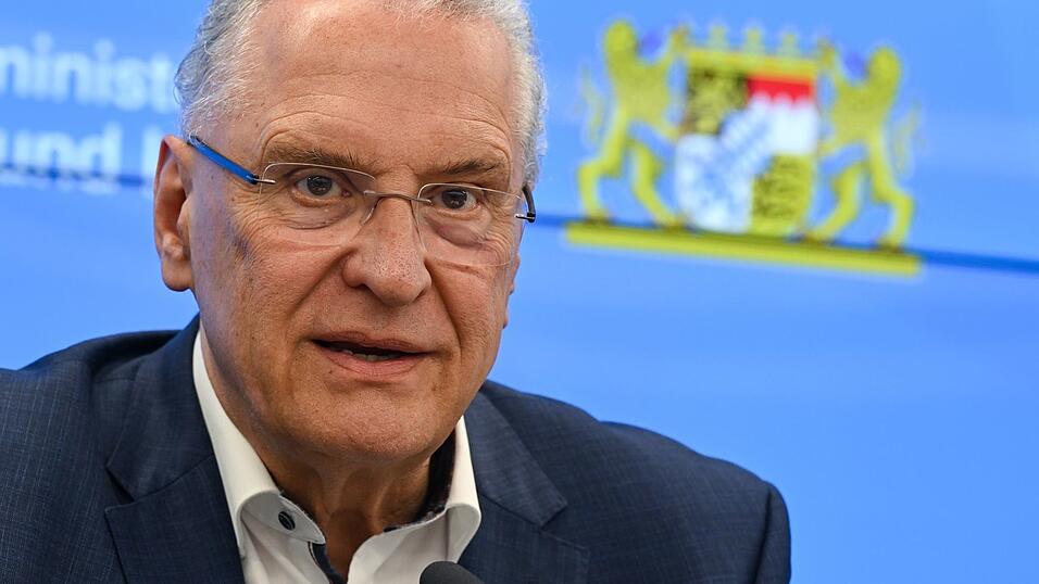 Innenminister Herrmann will Kommunen beim Kampf gegen Pöbler und Störer helfen. (Archivbild)