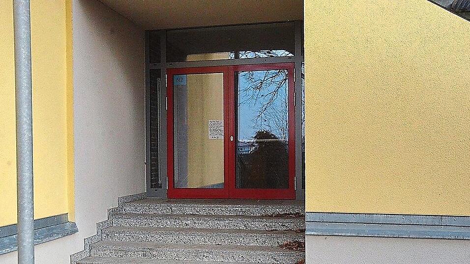 Durch diesen Notausgang sind die Einbrecher in das Schulgebäude gelangt. Durch diesen Notausgang sind die Einbrecher in das Schulgebäude gelangt.