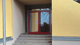 Durch diesen Notausgang sind die Einbrecher in das Schulgeb&auml;ude gelangt.