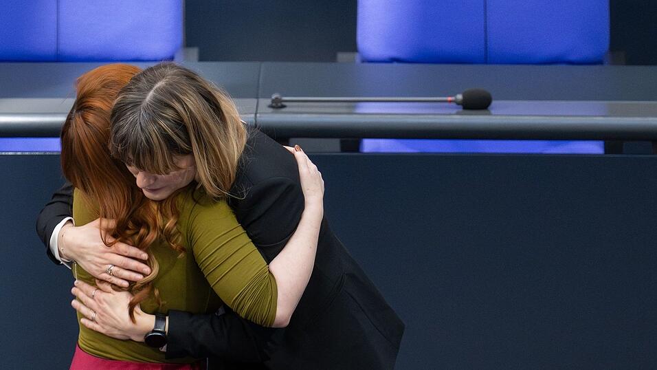 Die Linken-Abgeordnete Kathrin Gebel wird nach ihrer Rede getr&ouml;stet.