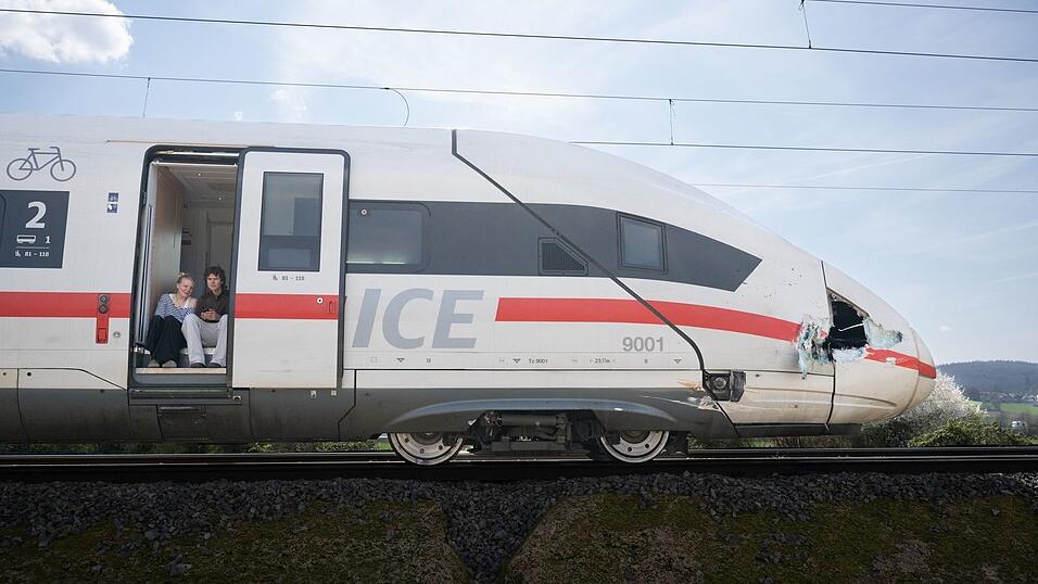 Ein Ersatzzug kam zur Unfallstelle, um die Fahrg&auml;ste aus dem ICE aufzunehmen.