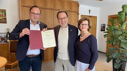 Franz Rackl und seine Ehefrau Helga mit B&uuml;rgermeister Martin Stoiber bei der &Uuml;bergabe des Chamer Kampls.