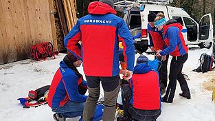 Zunächst kümmerte sich die Bergwacht um den Waldarbeiter. (Handout) Zunächst kümmerte sich die Bergwacht um den Waldarbeiter. (Handout)