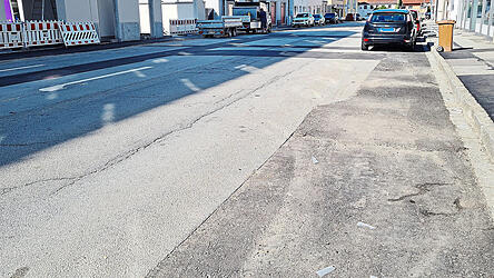 „Warum sieht die Deggendorfer Straße nach fast drei Monaten Vollsperrung immer noch aus wie ein Flickerlteppich?“, wollte ein Leser wissen. „Warum sieht die Deggendorfer Straße nach fast drei Monaten Vollsperrung immer noch aus wie ein Flickerlteppich?“, wollte ein Leser wissen.