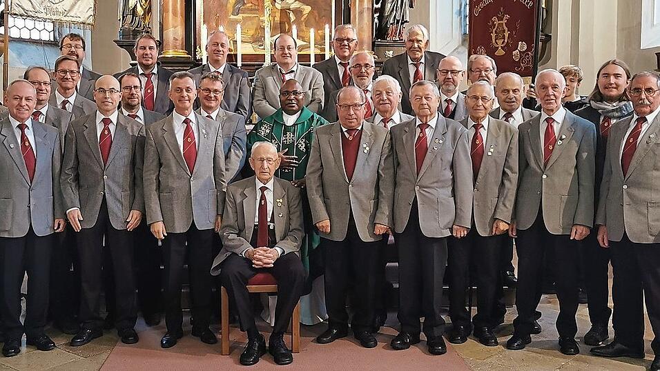 Franz Piendl (Mitte sitzend) feierte 2024 mit dem Männergesangverein Pfatter noch dessen 120-jähriges Bestehen. Franz Piendl (Mitte sitzend) feierte 2024 mit dem Männergesangverein Pfatter noch dessen 120-jähriges Bestehen.