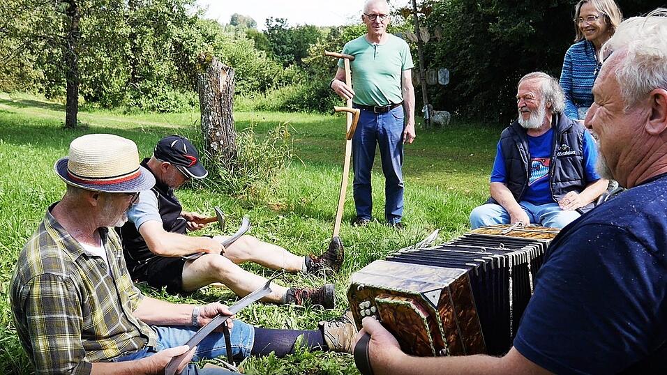 Wenn bei Fredl Fesl gemäht wird, dann geht das nicht ohne Brauchtum, Gesang und Gemeinschaft.