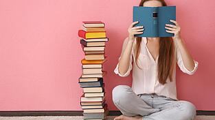Ganz so viele Bücher waren es bei unserer Autorin zum Glück nicht. Aber sie verbrachte viele Stunden damit, selbstständig Latein zu lernen. Für ihr großes Ziel: das Allgemeine Abitur.