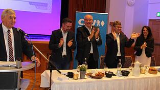 Wahlleiter Karl Holmeier (links) gibt das Wahlergebnis bekannt. Die Anwesenden applaudieren Michael Multerer (Zweiter von rechts). Rechts Martina Englhardt-Kopf, parlamentarische Staatssekretärin der CSU, links von Multerer Landrat Franz Löffler und Kreisvorsitzender MdL Dr. Gerhard Hopp.