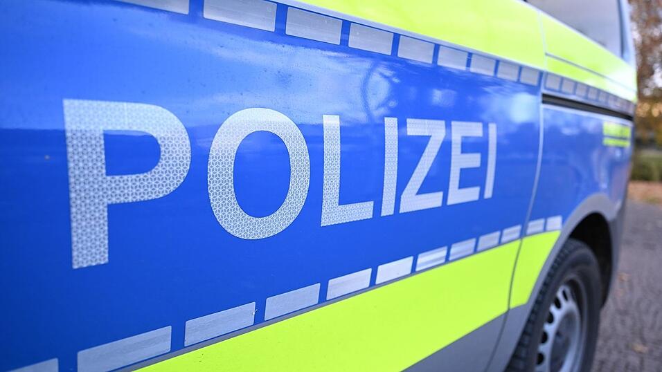 Ein Auto ist in Tapfheim durch eine Glasfront gefahren. Eine 25-Jährige wurde dabei leicht verletzt. (Symbolbild) Ein Auto ist in Tapfheim durch eine Glasfront gefahren. Eine 25-Jährige wurde dabei leicht verletzt. (Symbolbild)