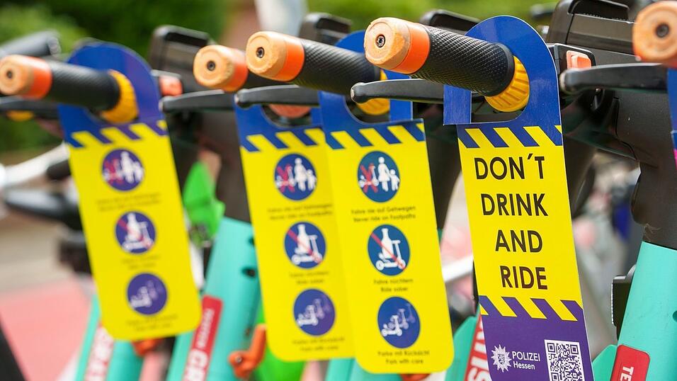 Die Polizei kontrollierte in mehreren Teilen Bayerns E-Scooter-Fahrer, die unter Alkohol- oder mutmaßlichem Drogeneinfluss standen. (Symbolbild) Die Polizei kontrollierte in mehreren Teilen Bayerns E-Scooter-Fahrer, die unter Alkohol- oder mutmaßlichem Drogeneinfluss standen. (Symbolbild)