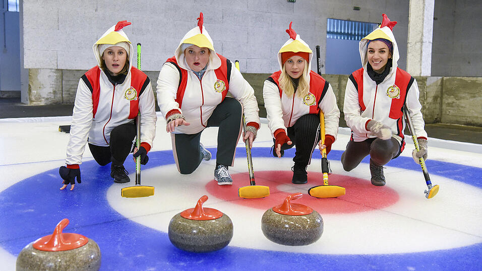 Die 'Chicken Nugget Queens': Marlene Morreis (Melanie), Veronika Polly (Emma Buntinger), Katharina Stra&szlig;er (Vicky), Maddalena Hirschal (Geri).