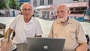 Die Sprecher der Initiative 'Pro Therme' Josef Geitner (links) und Jochen Wollenweber beim Pressegespräch in Regensburg.
