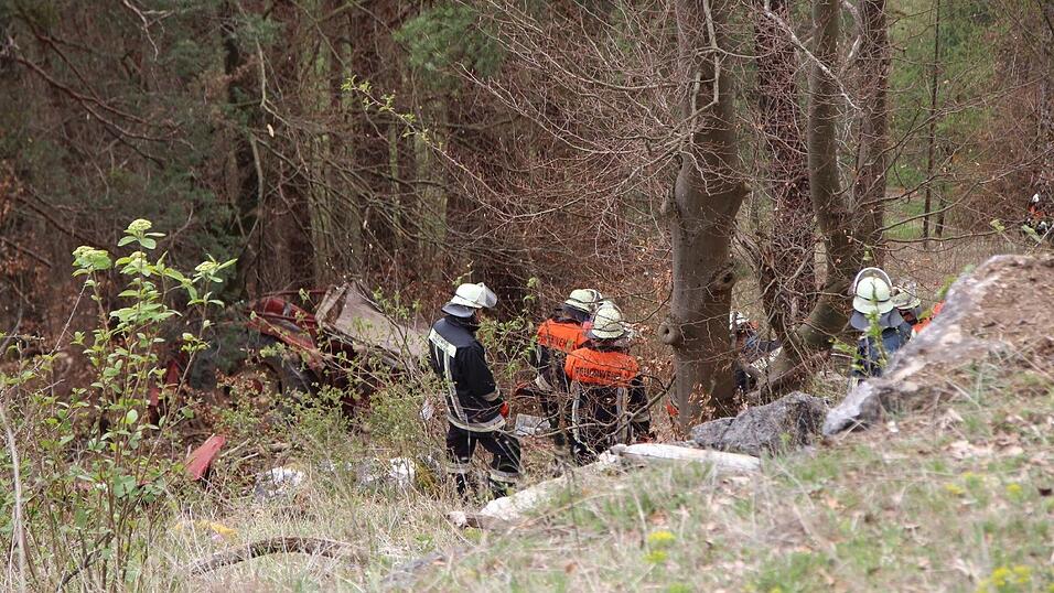 Der 45-jährige Fahrer eines Traktors kam bei Holzfällarbeiten ums Leben. Der 45-jährige Fahrer eines Traktors kam bei Holzfällarbeiten ums Leben.