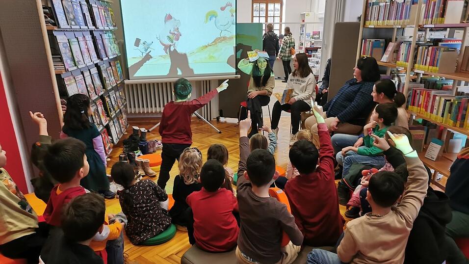 Egal in welcher Sprache: Die Kinder waren aktiv bei der Geschichte von Helme Heine dabei.