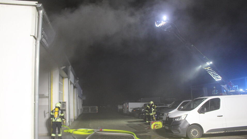 Das Fahrzeug in einer Werkstatt fing gegen 22.45 Uhr Feuer.&nbsp;
