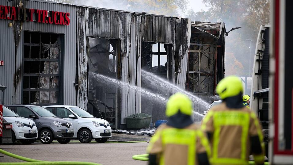 Auch wurden mehrere Fahrzeuge auf dem Gelände beschädigt. Auch wurden mehrere Fahrzeuge auf dem Gelände beschädigt.