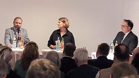 Bis auf den letzten Platz ist das Cordonhaus gef&uuml;llt, um den beiden B&uuml;rgermeisterkandidaten Christian Eidenhardt (links) und Martin Stoiber (rechts) im Rede-Derby zu lauschen. Redaktionsleiterin Elisabeth Geiling-Pl&ouml;tz f&uuml;hlt den Kandidaten auf den Zahn.