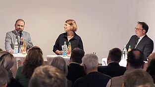 Bis auf den letzten Platz ist das Cordonhaus gef&uuml;llt, um den beiden B&uuml;rgermeisterkandidaten Christian Eidenhardt (links) und Martin Stoiber (rechts) im Rede-Derby zu lauschen. Redaktionsleiterin Elisabeth Geiling-Pl&ouml;tz f&uuml;hlt den Kandidaten auf den Zahn.