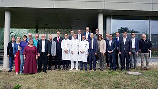 Initiatoren, Sponsoren und Professoren sowie Politiker stellen das Projekt &bdquo;Franzi&ldquo; vor.