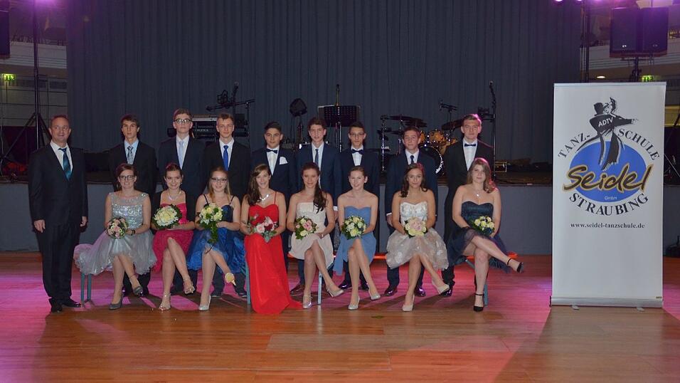 Die Bilder vom Abschlussball der Tanzschule Seidel in der Fraunhofer-Halle am 28. November. Die Bilder vom Abschlussball der Tanzschule Seidel in der Fraunhofer-Halle am 28. November.