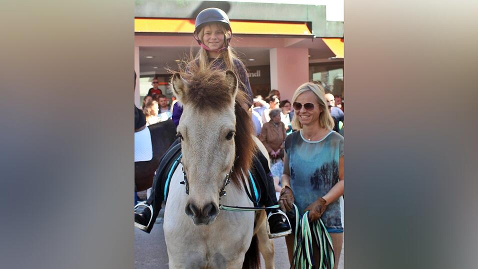 Viele Besucher verfolgten am Sonntag den Umzug auf dem Vilsbiburger Stadtplatz. Viele Besucher verfolgten am Sonntag den Umzug auf dem Vilsbiburger Stadtplatz.