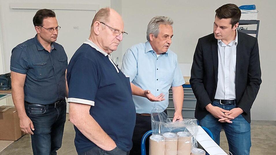 Mit Interesse verfolgten Christian Schindler (rechts), Armin Ederer und Franz Nierobisch (links) die Präsentation von Rüdiger Horn (Zweiter von rechts). Mit Interesse verfolgten Christian Schindler (rechts), Armin Ederer und Franz Nierobisch (links) die Präsentation von Rüdiger Horn (Zweiter von rechts).