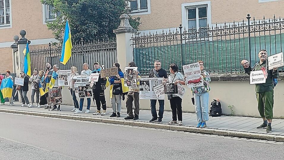 Rund 50 Menschen versammelten sich unter dem Motto &bdquo;Keine B&uuml;hne f&uuml;r Kreml-Propaganda&ldquo; am Emmeramsplatz.