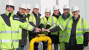 Politikprominenz und Hauptverantwortliche &ouml;ffneten am Freitagmittag symbolisch die Leitung. In der Mitte der Arnschwanger Xaver Macht, ein Pionier der regionalen Gasversorgung.