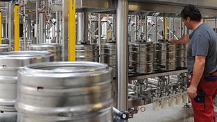 Weil große Hersteller die Preise erhöhen, könnten viele Fass- und Flaschenbiere bald teurer werden. (Symbolbild) Weil große Hersteller die Preise erhöhen, könnten viele Fass- und Flaschenbiere bald teurer werden. (Symbolbild)