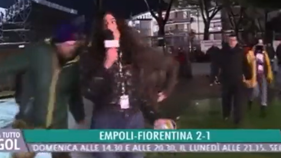 Die Journalistin Greta Beccaglia wird bei laufender Kamera von einem Mann begrapscht. Die Journalistin Greta Beccaglia wird bei laufender Kamera von einem Mann begrapscht.
