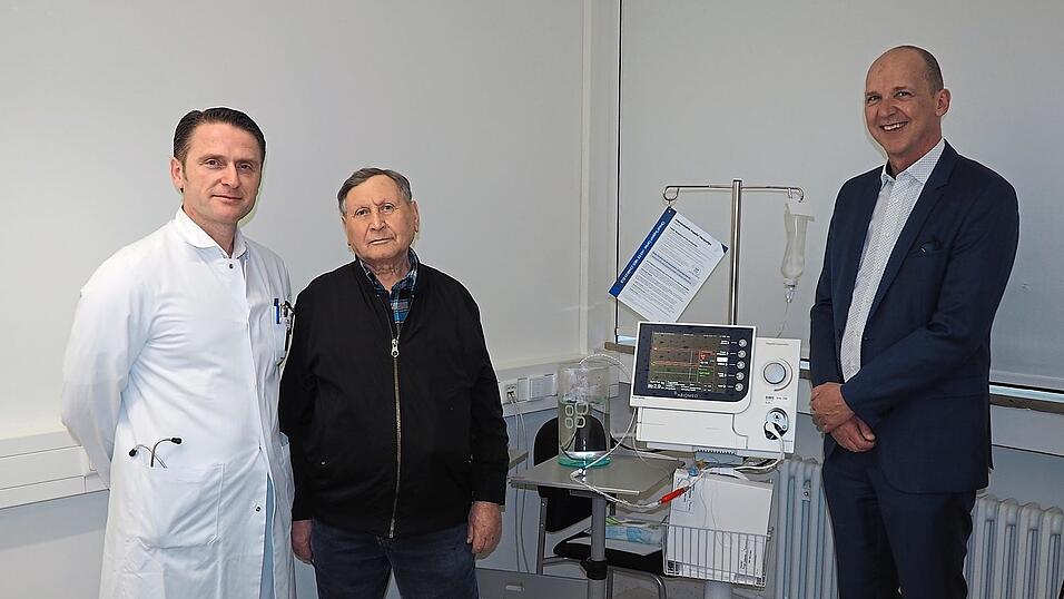 Chefarzt der Kardiologie Dr. med. univ. Edmond Skenderaj, Patient Theodor Schuller sowie Dietmar Breuer von Abiomed Europe GmbH (von links). Chefarzt der Kardiologie Dr. med. univ. Edmond Skenderaj, Patient Theodor Schuller sowie Dietmar Breuer von Abiomed Europe GmbH (von links).
