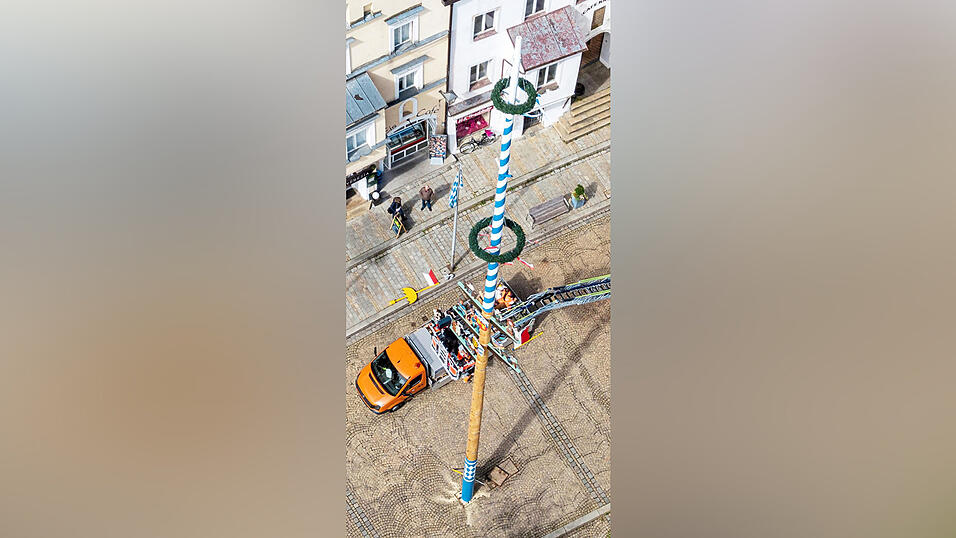 Einer der wenigen Gro&szlig;en: Per Drehleiter wurde in Cham der Baum aufgestellt.