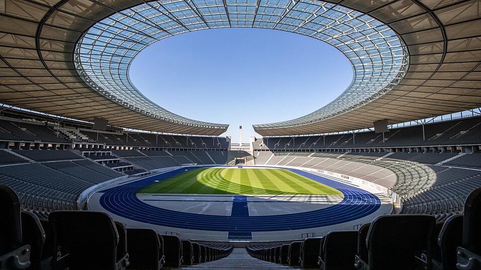 OLYMPIASTADION: Mit einem Fassungsvermögen von 70.000 Zuschauern ist die Heimstätte von Hertha BSC das größte, älteste und geschichtsträchtigste Stadion der EM. Neben drei Gruppenspielen sowie einer Achtel- und Viertelfinalpartie wird in Berlin das Endspiel um den Gewinn der Europameisterschaft ausgetragen. Das Finale findet am 14. Juli statt. OLYMPIASTADION: Mit einem Fassungsvermögen von 70.000 Zuschauern ist die Heimstätte von Hertha BSC das größte, älteste und geschichtsträchtigste Stadion der EM. Neben drei Gruppenspielen sowie einer Achtel- und Viertelfinalpartie wird in Berlin das Endspiel um den Gewinn der Europameisterschaft ausgetragen. Das Finale findet am 14. Juli statt.